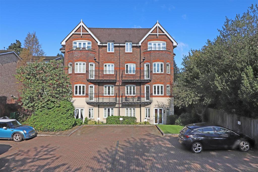 Station Road, Redhill 2 bed flat £290,000