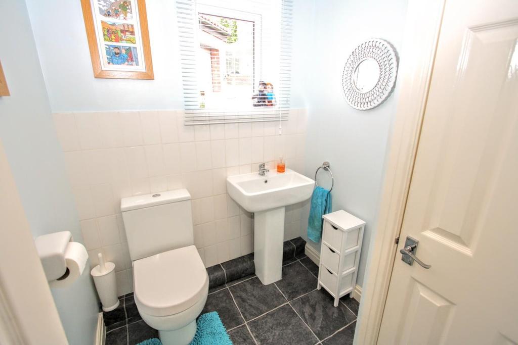 Ground floor cloaks/w.c.