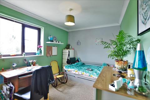 359 Farnham Road, Farnham Royal, Slough, SL2 3AF