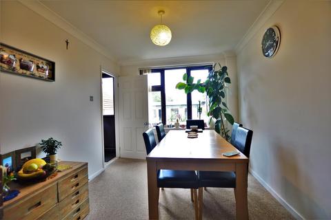 359 Farnham Road, Farnham Royal, Slough, SL2 3AF