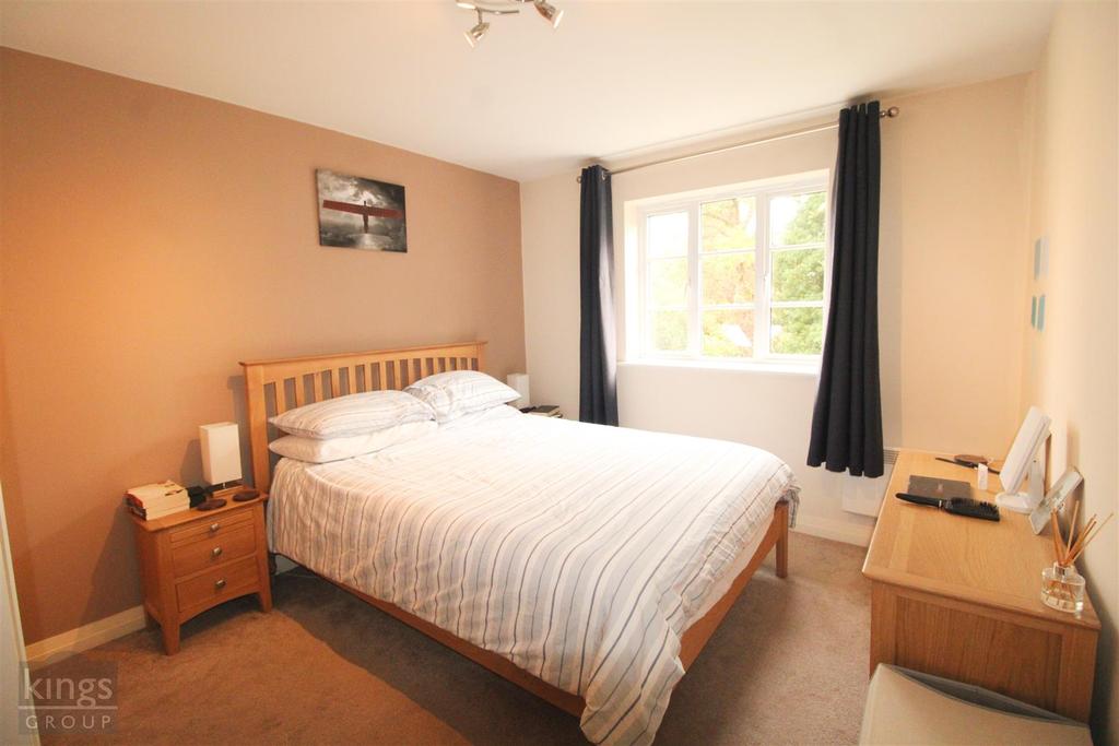 Newland Gardens, Hertford 2 bed flat £1,300 pcm (£300 pw)