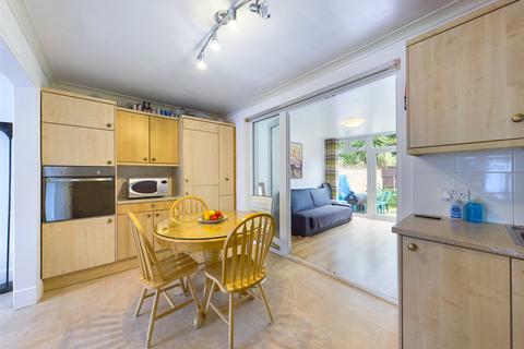49 Beeston Way, Feltham, TW14 0EU