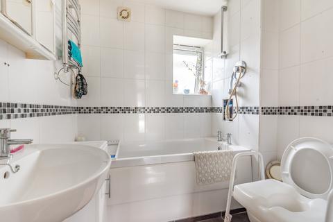 74 Arnolds Way, Cirencester, GL7 1TA