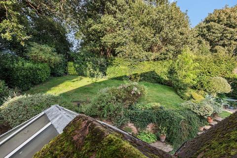 9a Park Close, Esher, KT10 8LG