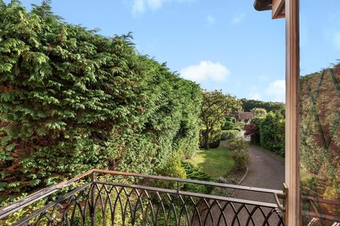 9a Park Close, Esher, KT10 8LG