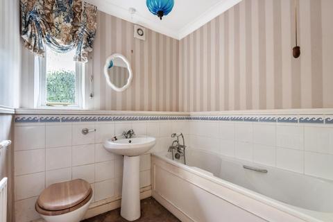 9a Park Close, Esher, KT10 8LG
