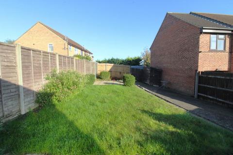 3 bedroom semi-detached house to rent, Columbine Gardens, Ipswich, IP2