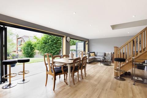 25 Spring Lane, Farnham, GU9 0JD