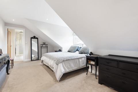 25 Spring Lane, Farnham, GU9 0JD
