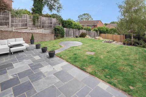 25 Spring Lane, Farnham, GU9 0JD