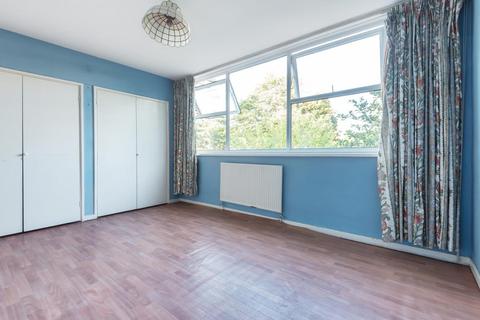 29 Lakeside, Beckenham, BR3 6LX
