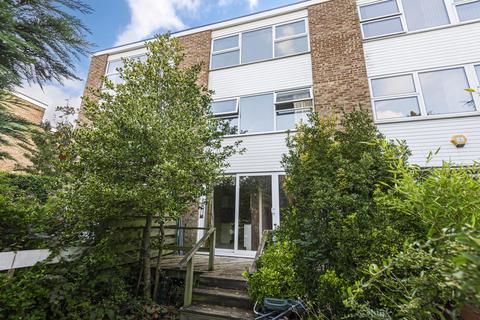 29 Lakeside, Beckenham, BR3 6LX