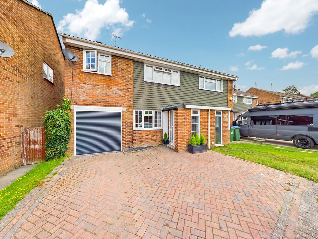 Barnsnap Close, Horsham 3 bed semidetached house £450,000