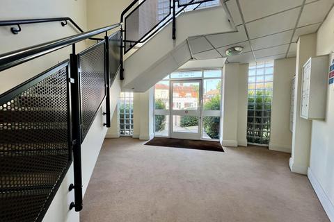2 bedroom apartment to rent, Viewpoint Court, Pinner HA5