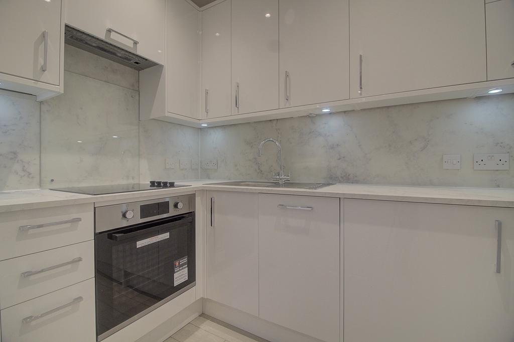 Newly Refurbished, High Spec 2 Bedroom Flat just