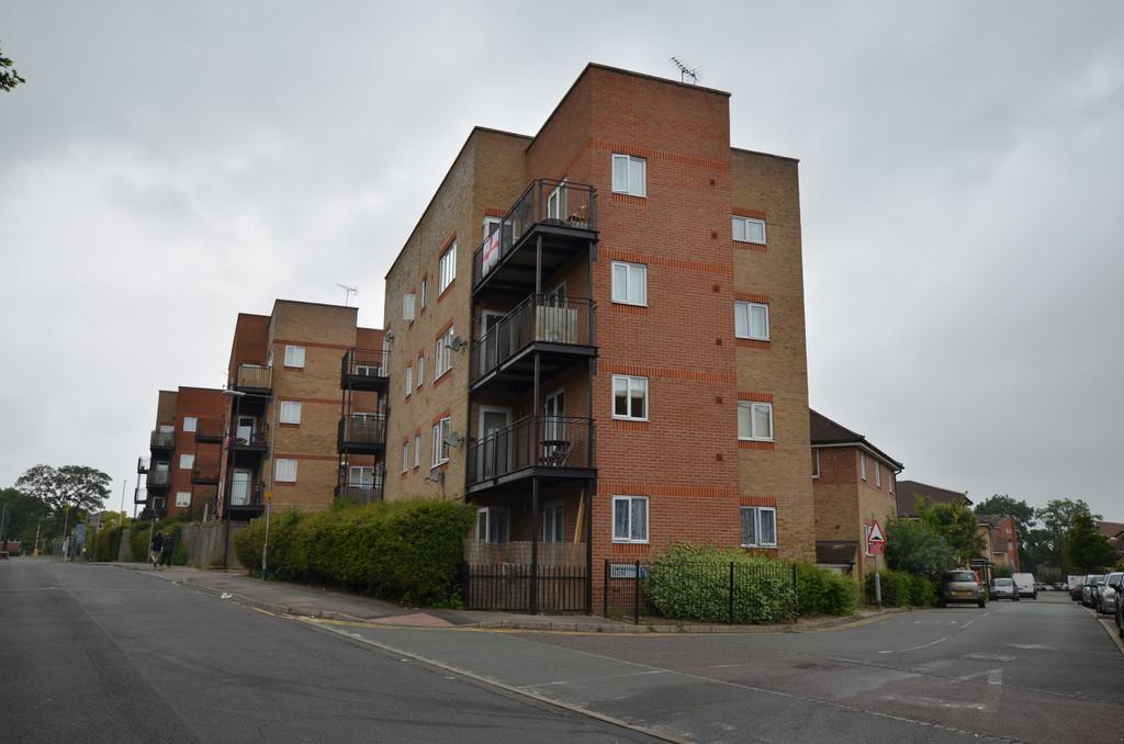 Carmichael Close, Ruislip, HA4 6LQ 2 bed apartment £1,400 pcm (£323 pw)