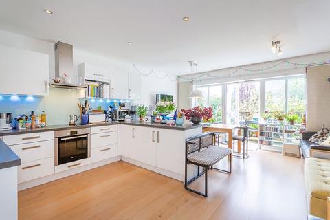 4 Westmount Close, Worcester Park, KT4 8FL