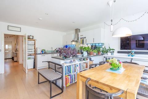 4 Westmount Close, Worcester Park, KT4 8FL