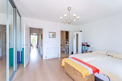 4 Westmount Close, Worcester Park, KT4 8FL