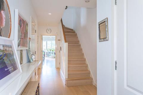 4 Westmount Close, Worcester Park, KT4 8FL