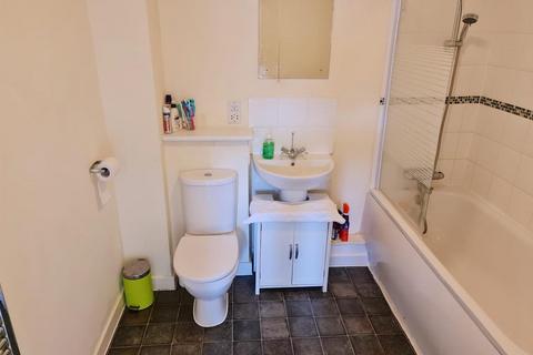 3 bedroom terraced house to rent, Glenister Gardens, Hayes UB3