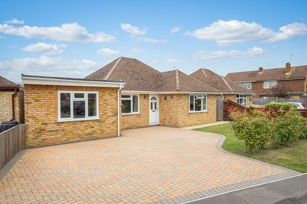 Stewart Close, Fifield, Maidenhead... 3 bed detached bungalow £500,000