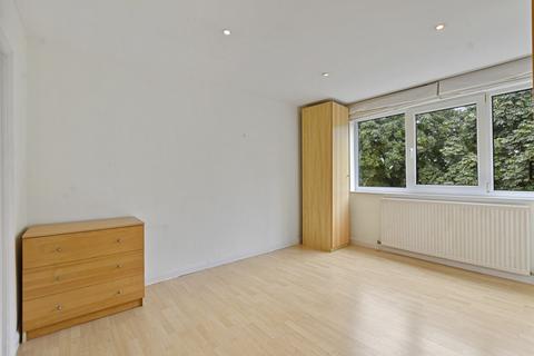 2 bedroom apartment to rent, The Chesnuts, Great North Road, East Finchley, N2