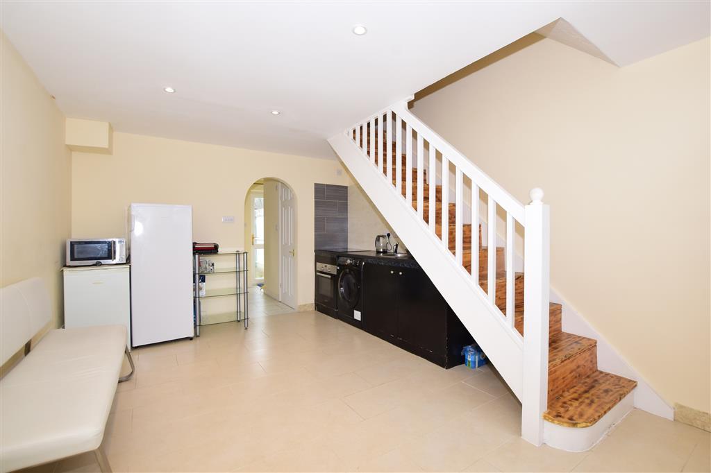 Parthia Close, Tadworth, Surrey 3 bed terraced house £325,000