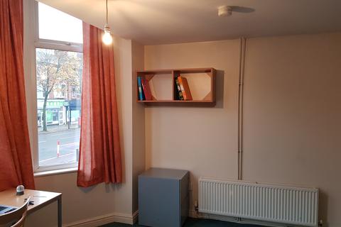 4 bedroom flat to rent, Leicester LE2