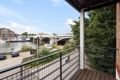 Flat 6, Osiers Court Steadfast Road, Kingston Upon Thames, KT1 1PL