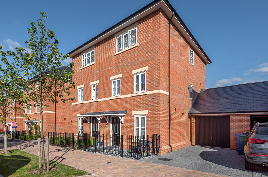 Montgomery Avenue, Wellesley, Aldershot, GU11 4 bed house £475,000