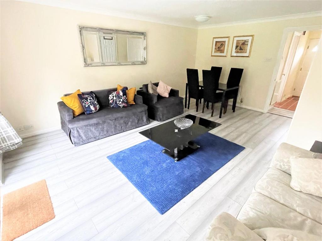 Colenso Drive, Mill Hill, NW7 4 bed semidetached house £3,000 pcm (£