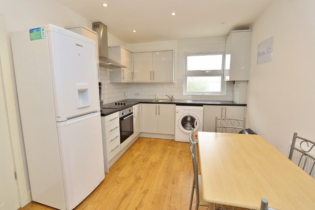 Dersingham Avenue, London, E12 2 bed apartment £1,150 pcm (£265 pw)