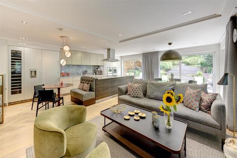 45 Mountview Close, London, NW11 7HG