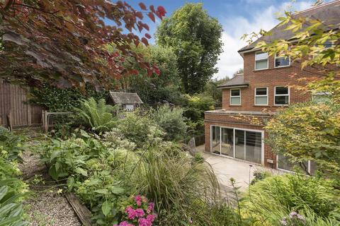 45 Mountview Close, London, NW11 7HG