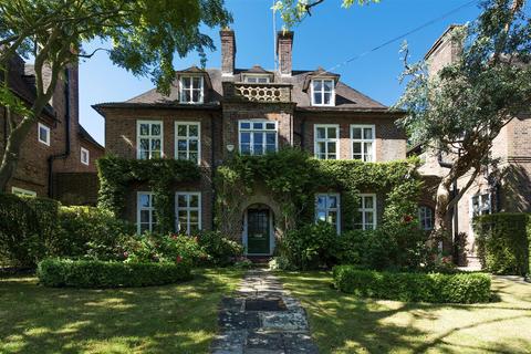 13 Reynolds Close, London, NW11 7EA