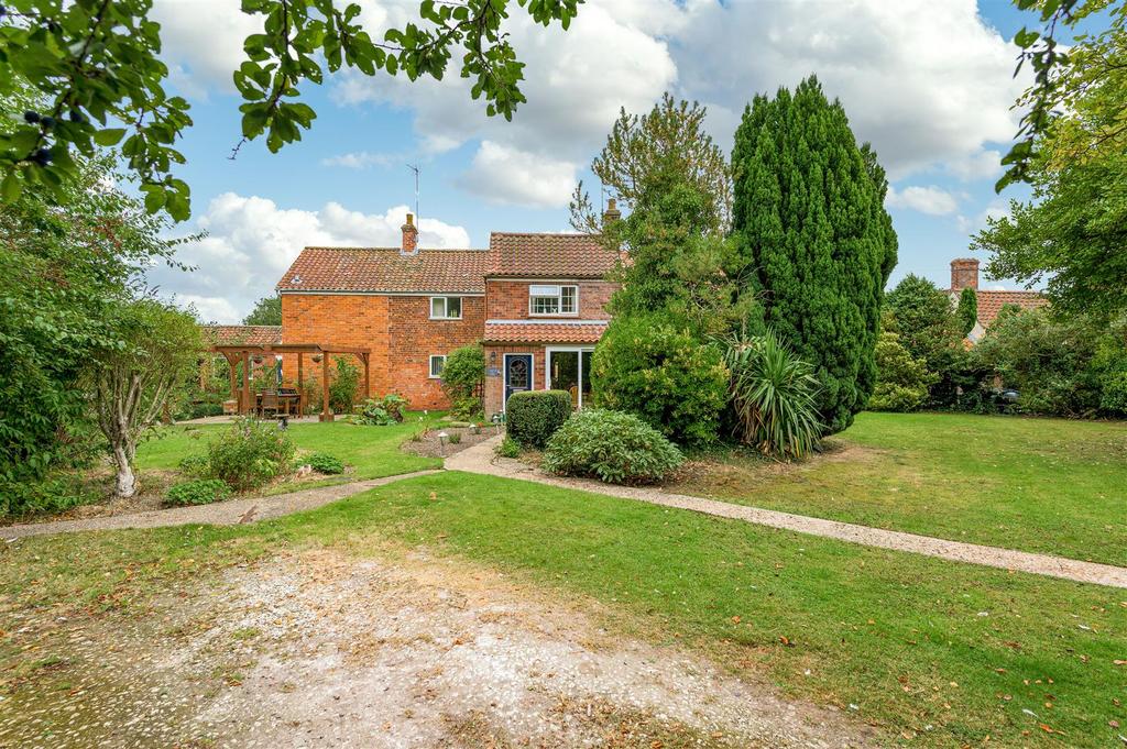 Mill Lane, WeltonLeMarsh, Spilsby 4 bed semidetached house £225,000