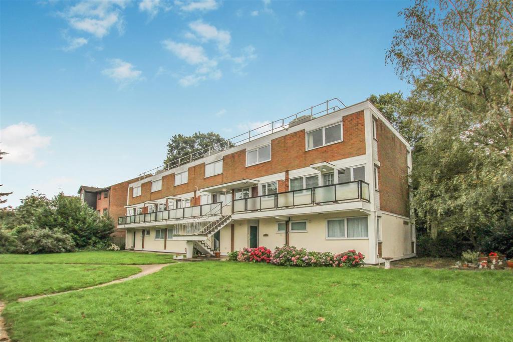 Ongar Road, Pilgrims Hatch, Brentwood 2 bed £275,000