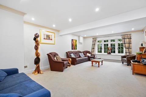 1 Brackenhill, Cobham, KT11 2EW