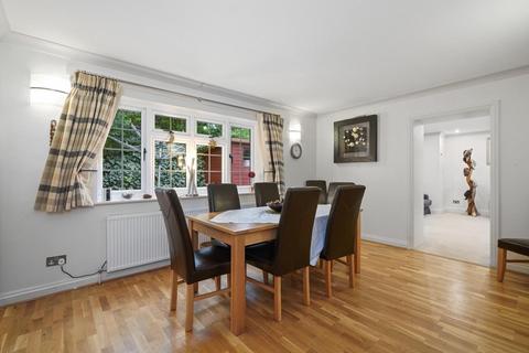 1 Brackenhill, Cobham, KT11 2EW