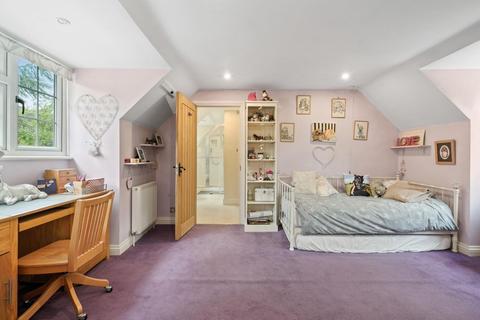 1 Brackenhill, Cobham, KT11 2EW