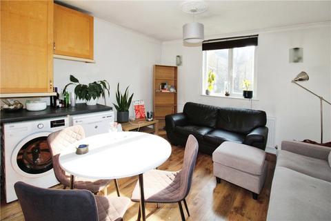 3 bedroom apartment to rent, Rowfant Road, London, SW17