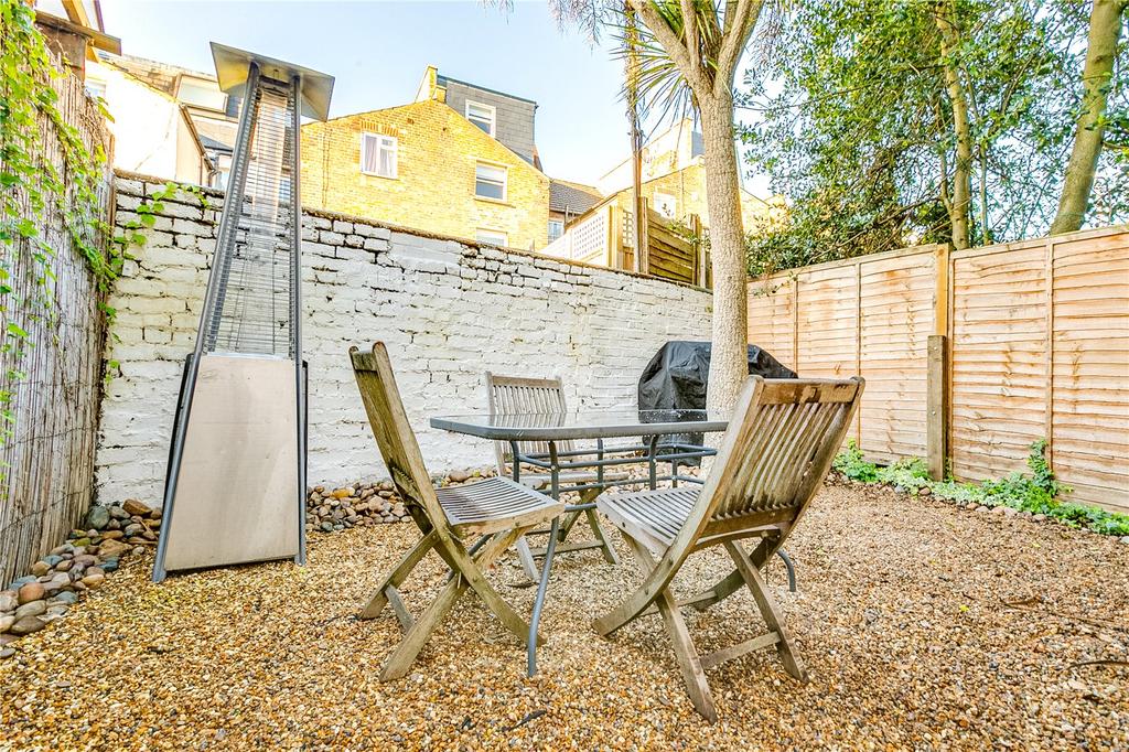 Broughton Road, Sands End, Fulham... 2 bed flat £575,000