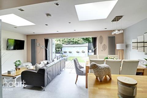 11 Wepham Close, Hayes, UB4 9YG