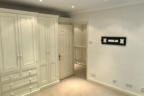 4 bedroom detached house to rent, Blackheath Lane, GUILDFORD, Surrey, GU4