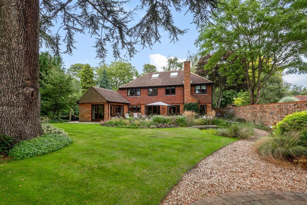 Martineau Close, Esher, KT10 5 bed detached house £2,250,000