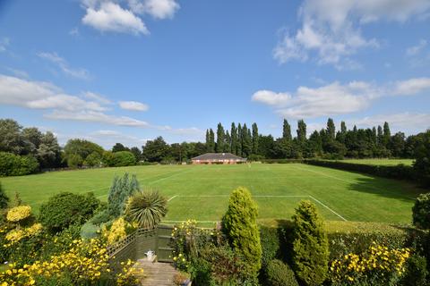 2 bedroom detached bungalow to rent, Delbooth Avenue, Urmston, M41