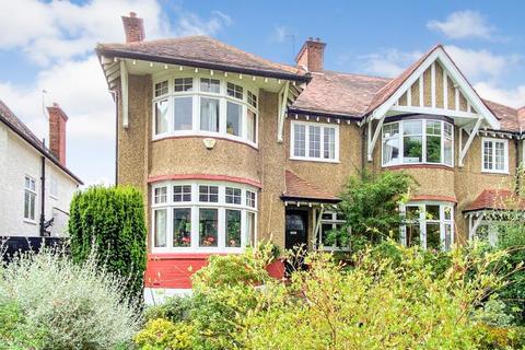 4 Ravensdale Avenue, London, N12 9HS