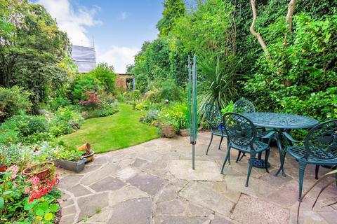 4 Ravensdale Avenue, London, N12 9HS
