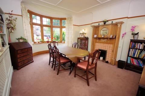 4 Ravensdale Avenue, London, N12 9HS